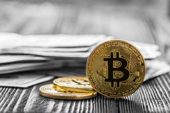 Fizyczna moneta z symbolem Bitcoina — ilustracja kryptowaluty